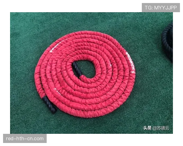 手部接触在篮球比赛中如何判定为合法防守还是犯规？